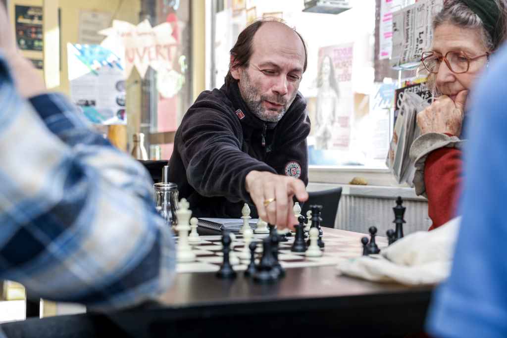 Des personnes jouent aux échecs.