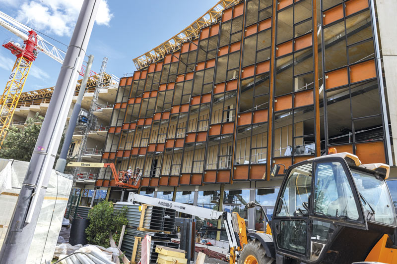 Le bâtiment est en chantier.