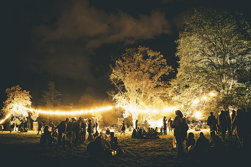 Des lampions dans le parc apportent une ambiance guinguette.