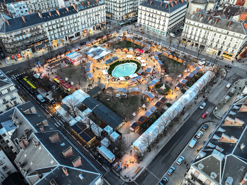 Marché de Noël vu du ciel.