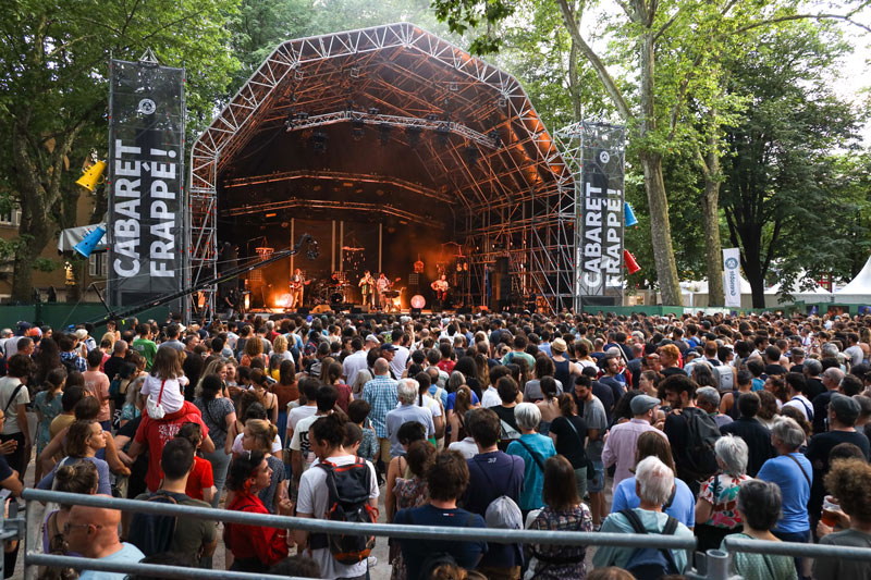 La scène du Cabaret Frappé et son public.