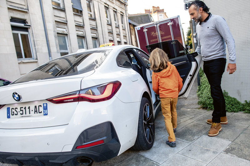 Un enfant monte dans un taxi.