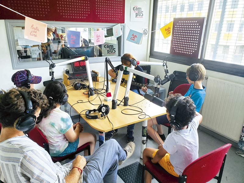 Des ados prennent la parole dans un studio radio.