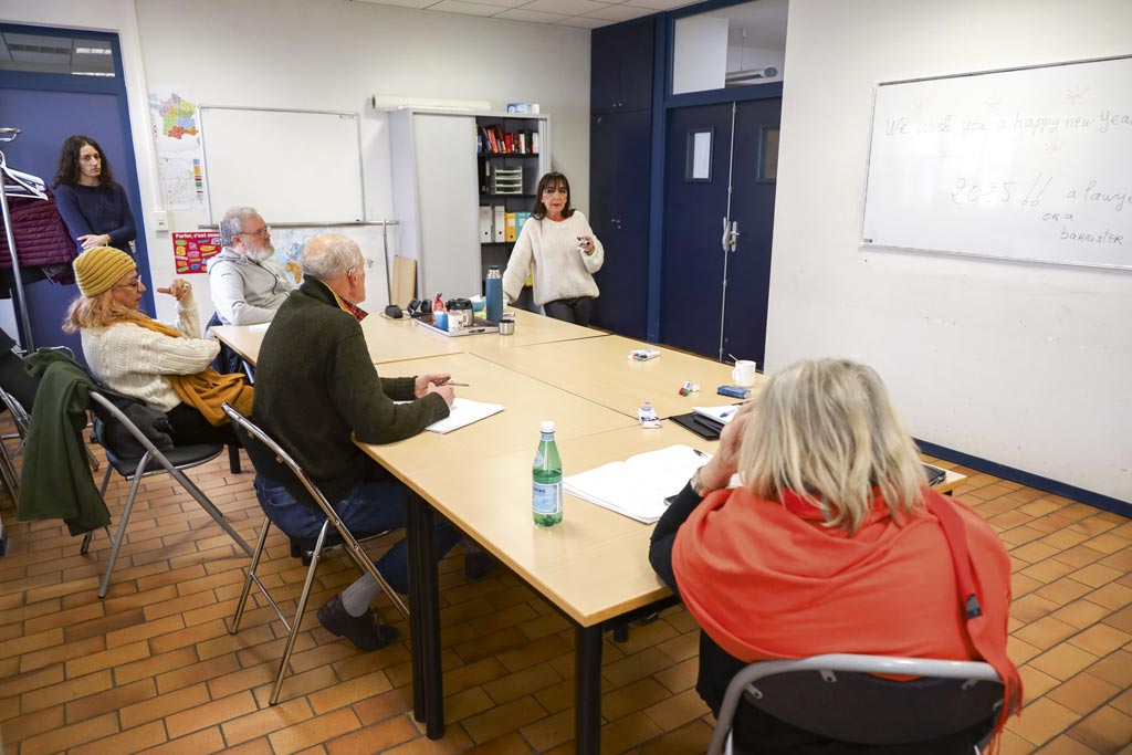 Un groupe de personnes suit un cours d'anglais.