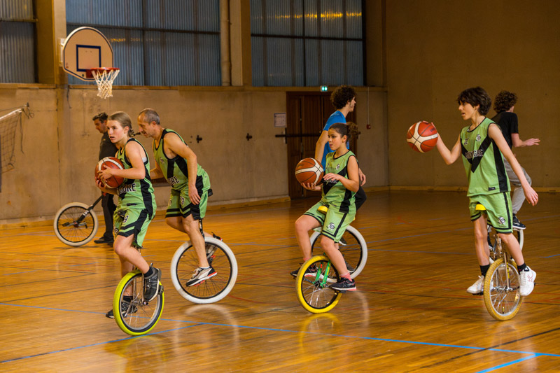 Un match de basket en monocycle se tient.