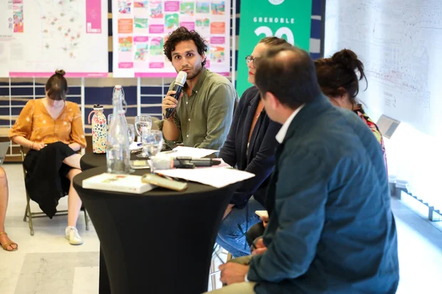 Photo de Yoann Sportouch lors d'une conférence à l'Hôtel de Ville de Grenoble