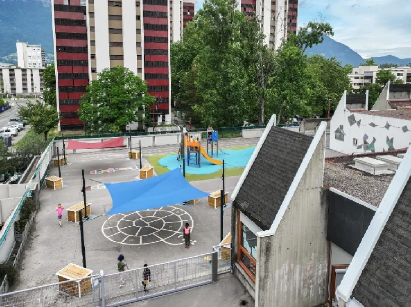 Des ombrages ont été installé pour faire de l'ombre dans la cour bétonnée.
