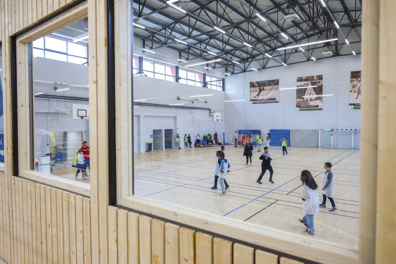 Des enfants sont en plein match.