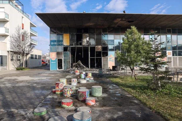 Photo de la bibliothèque Chantal Mauduit après l'incendie. La façade du bâtiment est éventrée et calcinée.