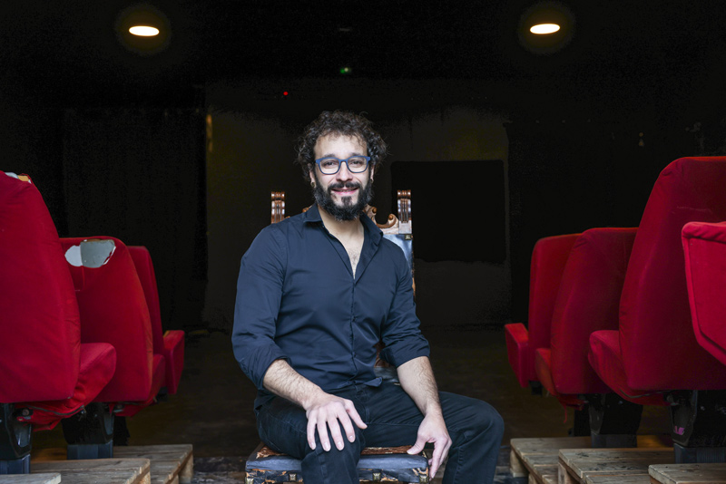 Yassine Lemonnier pose dans un théâtre.