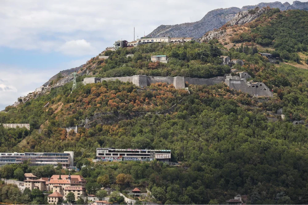 Photo de la Bastille avec les arbres en manque d'eau