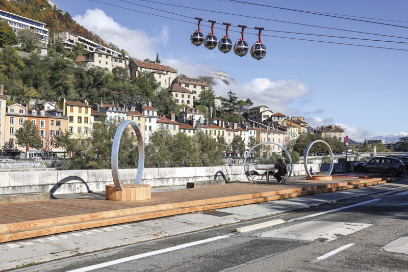 Une terrasse en bois permet aux passants de s'assoir en bord d'Isère.