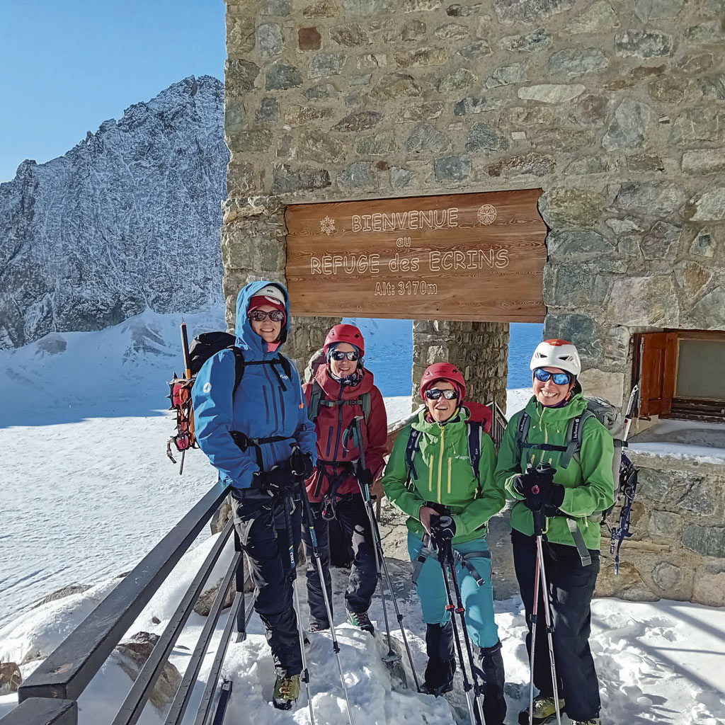 Une groupe de femme pose devant le refuge des Ecrins.