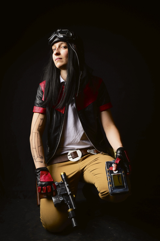 Une femme pose en tenue de cosplay.