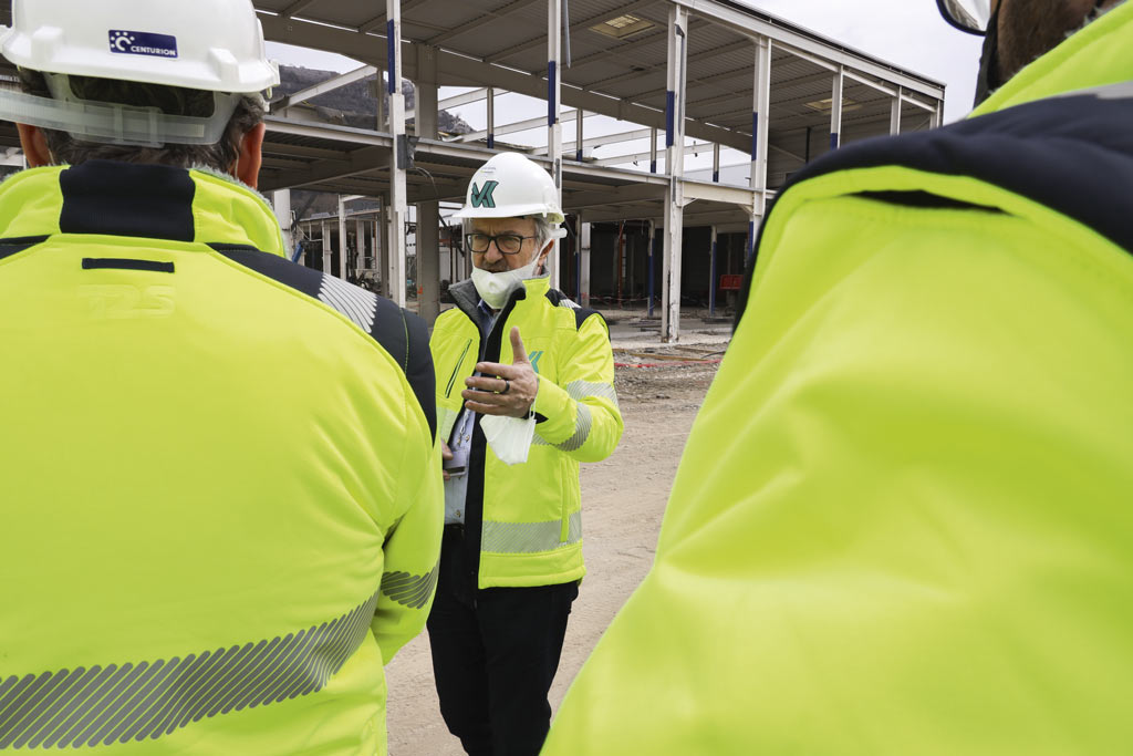 Des ouvriers sur un chantier. 
