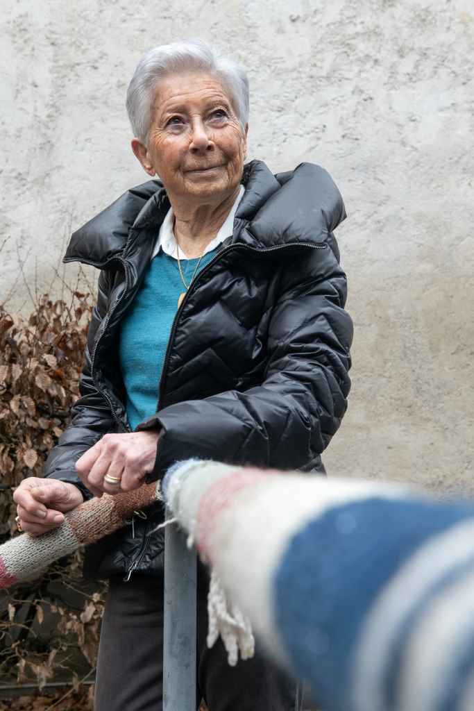 Anna Lavédrine pose sur un escalier.