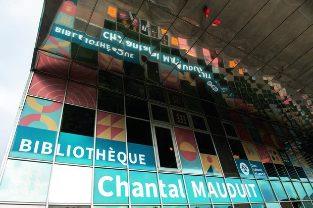 Photo de la bibliothèque Chantal Mauduit incendiée.