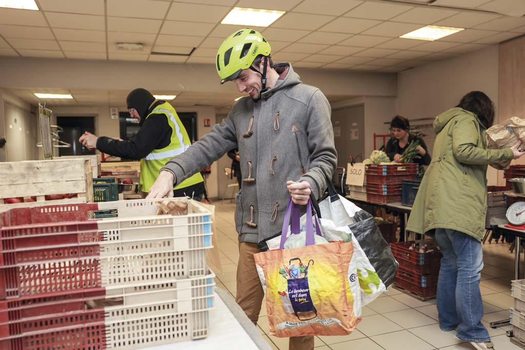 Un homme fait ses courses.