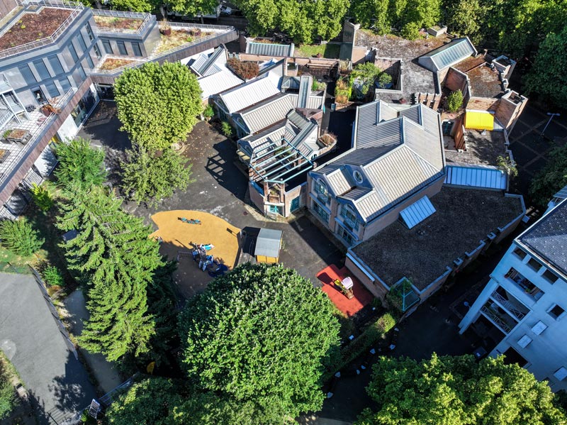 La cour et l'école vues du ciel.