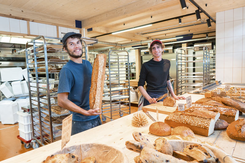 Les deux artisans posent dans leur boulangerie.