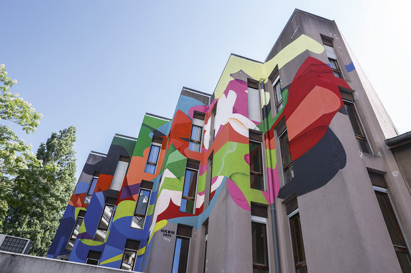La façade arbore une oeuvre de Nikodem.