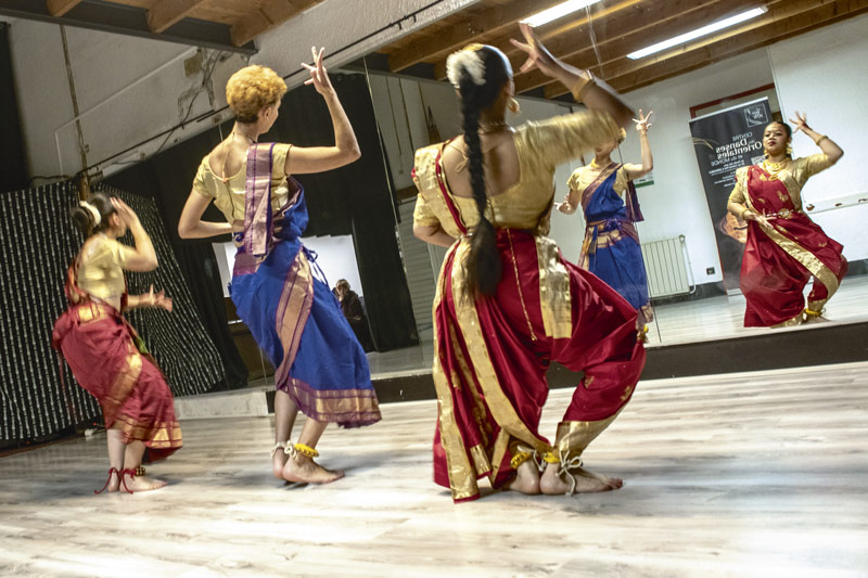 Trois personnes dansent face à un miroir.