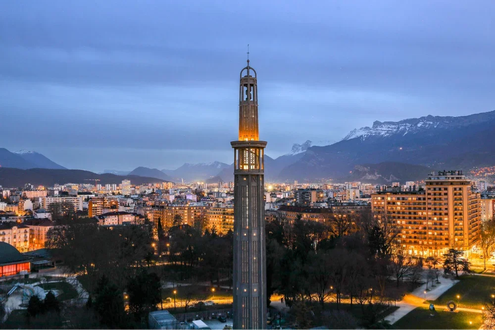 Photo en drone de la Tour Perret la nuit