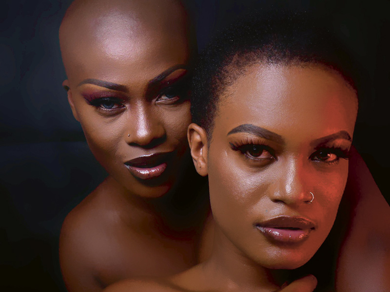 Portrait de deux jeunes femmes.