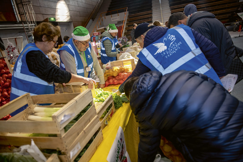 Une distribution de fruits et légumes frais est proposée par des bénévoles.