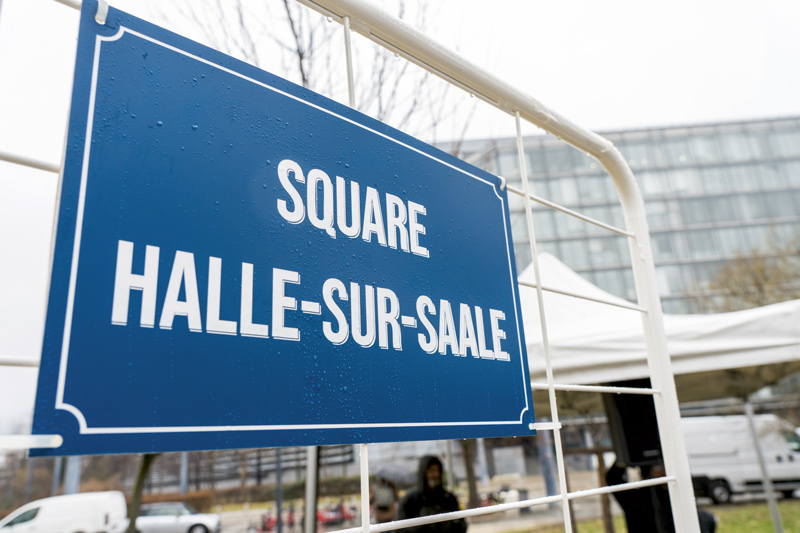 Une plaque indique "Square Halle-sur-Saale".
