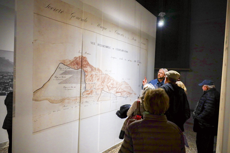 Des personnes visitent l'exposition.