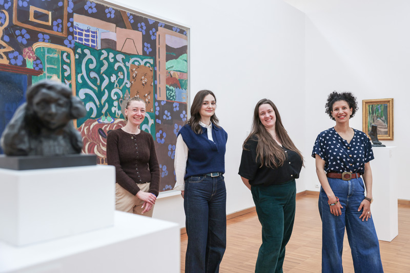 Quatre jeunes amies posent dans une des salles du musée.