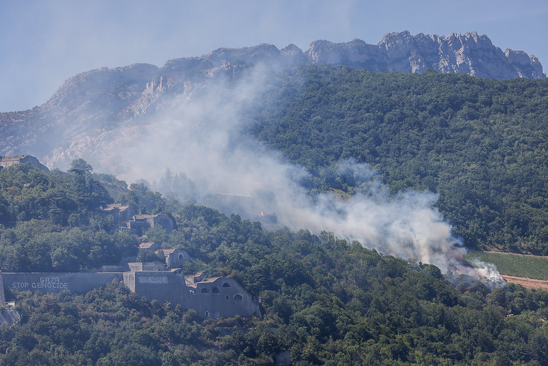 Vue de l'incendie sur les flancs de la Bastille.