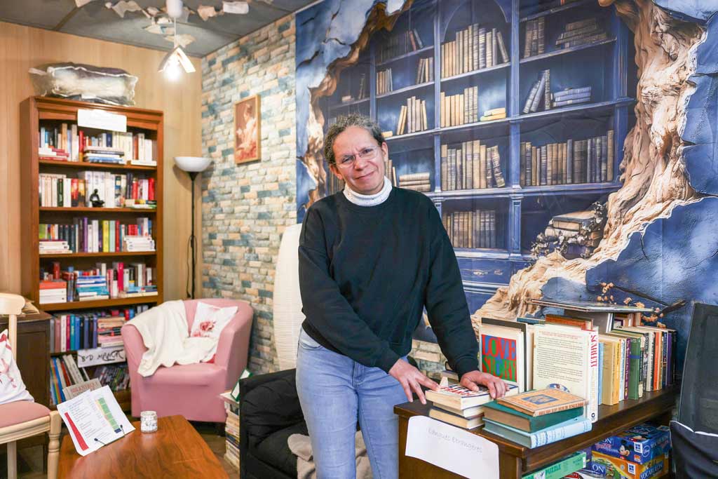 Marie-Laure Brun pose dans sa librairie.
