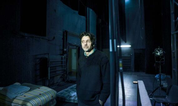 Stanislas Nordey, metteur en scène, dévoile la scène de son spectacle. Sur les murs, des didascalies écrites par Feydeau.