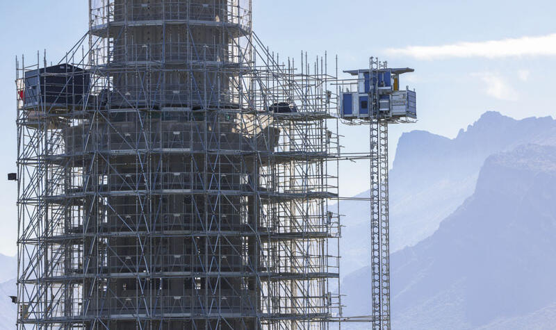L'ascenseur vu de loin paraît suspendu dans les airs.