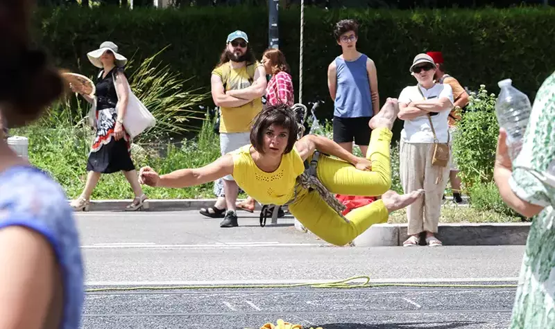 Les danseuses terminent le spectacle dans la rue.
