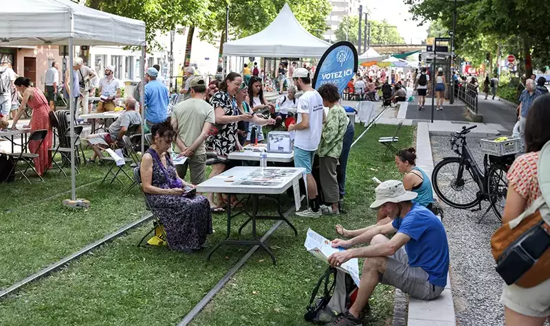 Des personnes remplissent des bulletins de vote.
