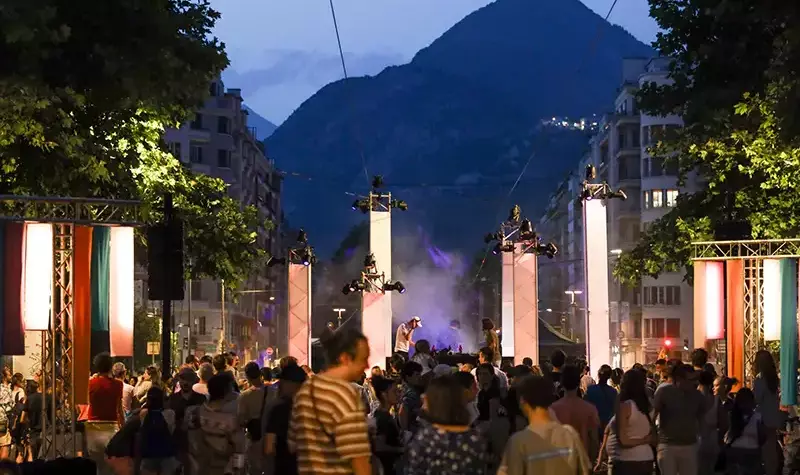 Les participant-es profitent des instants de fraîcheur de la soirée.