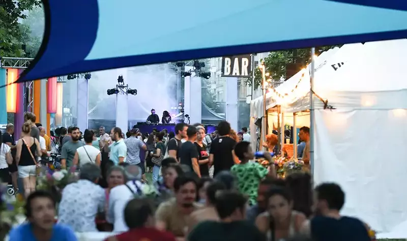 La nuit commence à tomber.