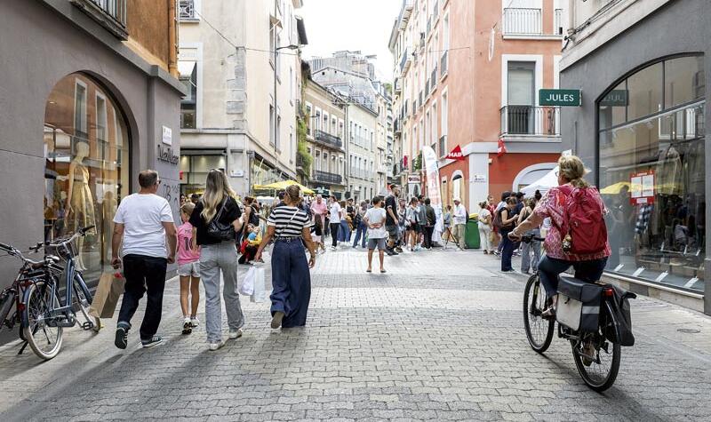 Des passants marchent dans les rues du centre-ville.