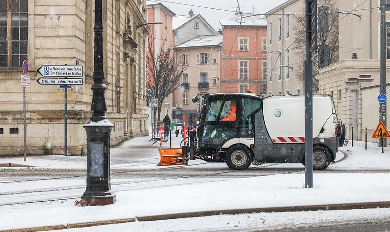 Une déneigeuse circule autour de la place.