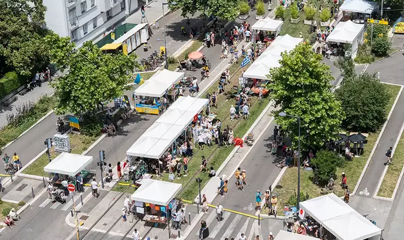 Le public regarde le spectacle, vu depuis le toit.