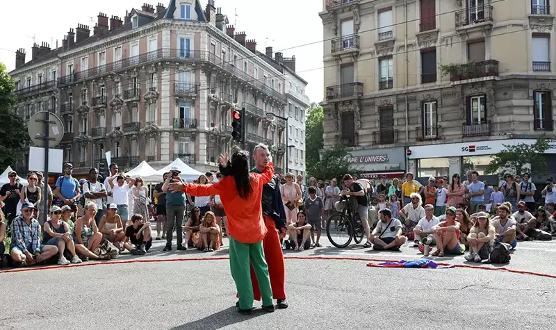 Deux danseurs s'enlacent devant le public.