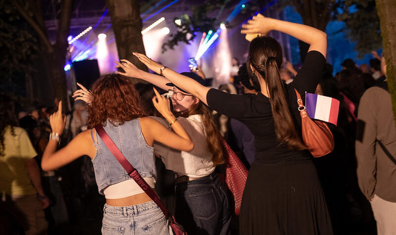 Deux femmes dansent devant le concert du 14 juillet
