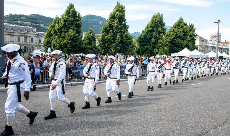 Les chasseurs alpins quittent la place de Verdun