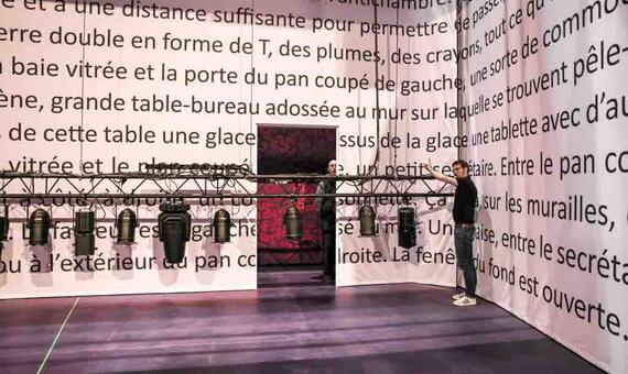 Stanislas Nordey, metteur en scène, dévoile la scène de son spectacle. Sur les murs, des didascalies écrites par Feydeau.