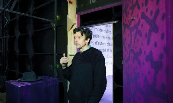 Stanislas Nordey, metteur en scène, dévoile la scène de son spectacle. Sur les murs, des didascalies écrites par Feydeau.