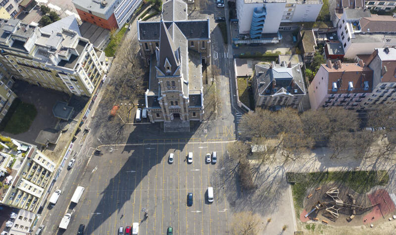 La place vue du ciel.