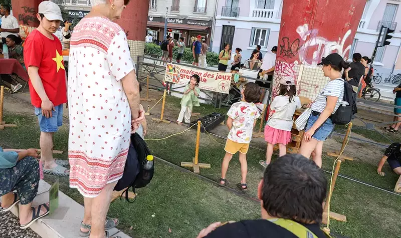 Des enfants jouent sur l'herbe.